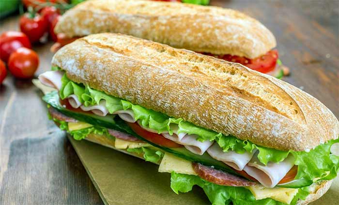 ساندویچ کالباس خانگی 